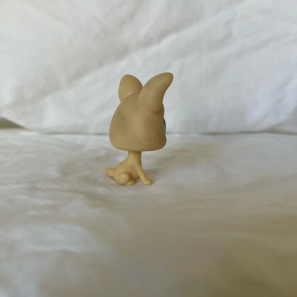 Littlest Pet Shop LPS Cream White CHIHUAHUA #837 Blue Clover EYES Tan Dog Puppy